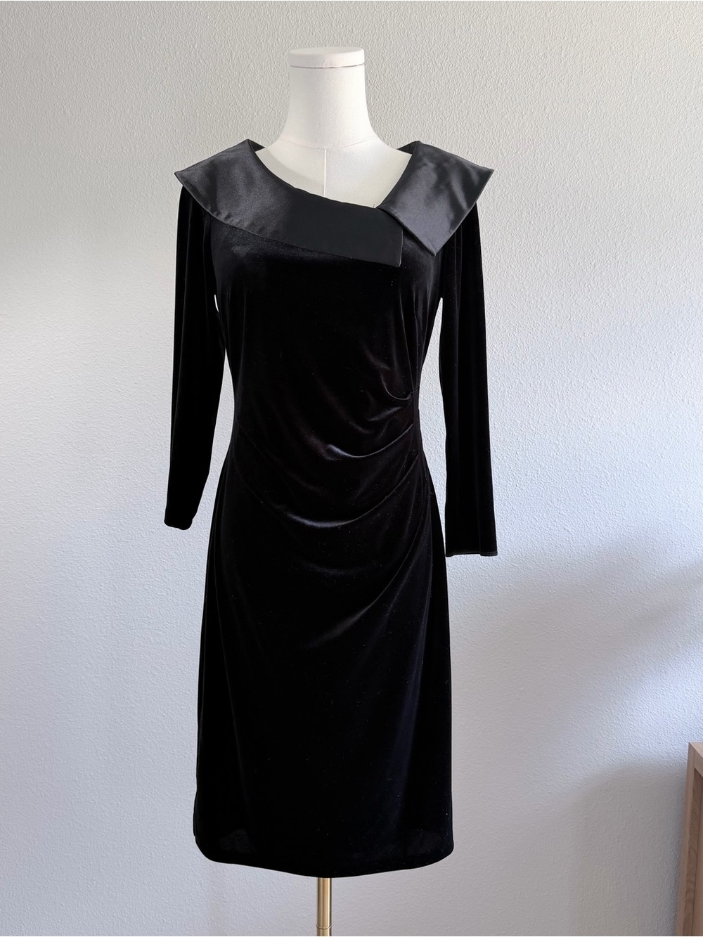 Jessica Howard Black Velvet Cocktail Dress 8P Satin Portrait Collar 90s Vintage